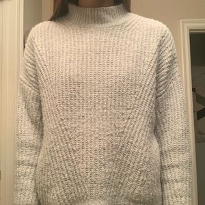 Light crew knitted sweater.